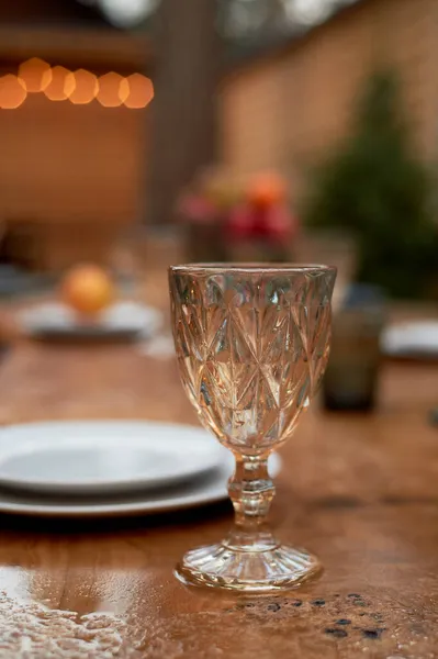 Tavolo coperto sulla terrazza. Un tavolo bagnato dalla pioggia. L'atmosfera nel ristorante. — Foto Stock