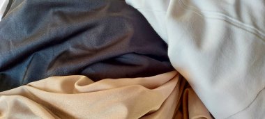 Lüks saten ve ipek kumaşların karışımı.