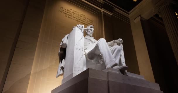 Abraham Lincoln Statue Lincoln Memorial Washington Night Camera Tracks Left — Stockvideo