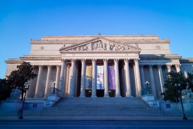Washington, D.C. 'deki Ulusal Arşiv Binası. Gün batımında Constitution Avenue NW' den bir kış akşamı görüldü..