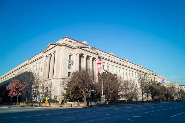 ABD Adalet Bakanlığı Robert F. Kennedy Binası. Kış günü, Washington, DC şehir merkezindeki Constitution Avenue NW ve 10th Street NW kavşağından.... 
