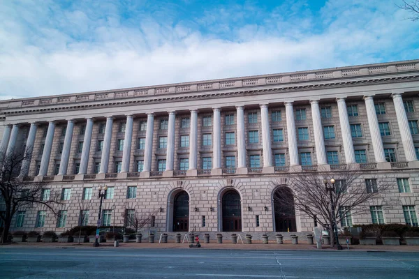 Vergi Dairesi Merkezi, Washington, D.C. şehir merkezindeki Constitution Avenue NW 'den kış günü görüldü. Düşük açı geniş açı, görünmeyen insan yok..