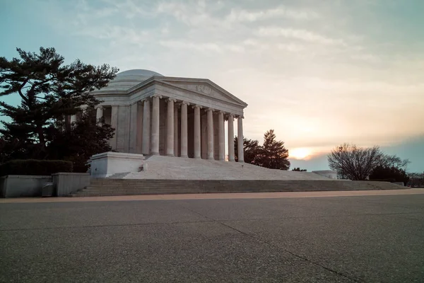 Washington, D.C. 'deki Jefferson Memorial' da bir kış akşamında gün batımında. Düşük açı geniş açı. Kimse yok..
