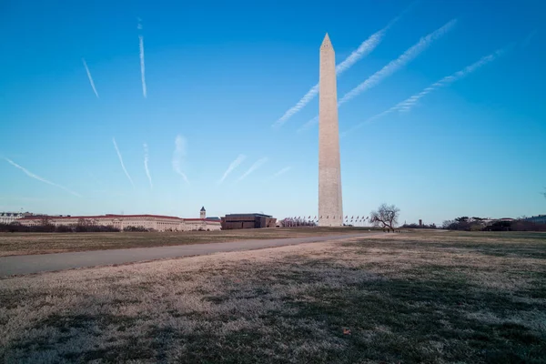 Washington Anıtı, bir kış öğleden sonra Washington, DC 'deki National Mall' da yer alır. Ayrıca Afro-Amerikan Müzesi, Eski Postane Kulesi ve Ticaret Bakanlığı Binası da görülebilir durumda..