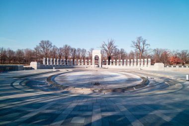 Bulutsuz bir kış gününde Washington DC 'deki 2. Dünya Savaşı Anıtı. Anıtın Atlantik tarafına geniş açılı bir bakış açısı. Kimse yok..