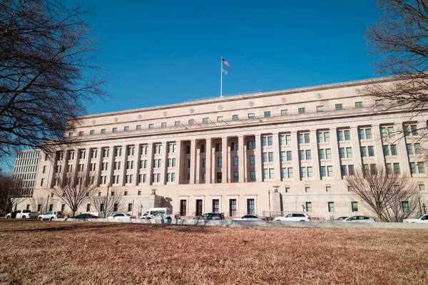 Güneşli bir kış gününde Washington, D.C. 'deki Stewart Lee Udall İçişleri Bakanlığı. Düşük açı geniş açı, bulutsuz gökyüzü, insan yok..