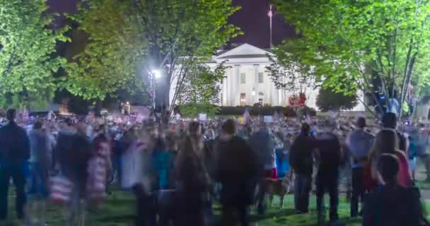 Μπροστά Από Τον Λευκό Οίκο Στις Μαΐου 2011 Πλήθη Γιορτάζουν — Αρχείο Βίντεο