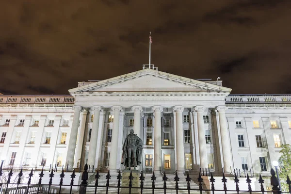 ABD Hazine Bakanlığı 'nın kuzey girişi ve Washington, D.C. şehir merkezindeki Albert Gallatin heykeli Pennsylvania Bulvarı' ndan bir kış gecesi görüldü..