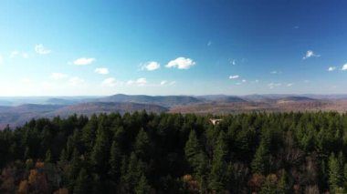 Spruce Knob, Batı Virginia 'nın en yüksek noktası, bir sonbahar gününde yaprak rengiyle görülmüş. Havadan çekim bir bebek gibi hareket ettiriyor..