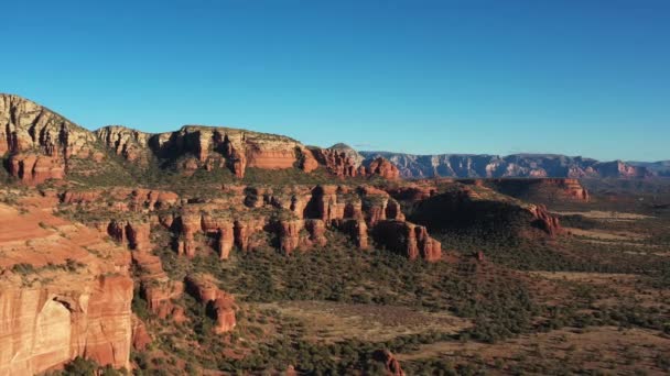 Sedona Arizona Omringende Rotsformaties Worden Vanuit Lucht Gezien Camera Maakt — Stockvideo