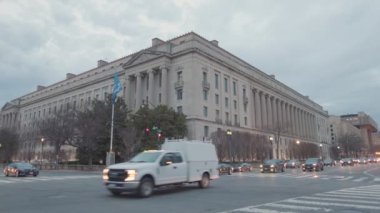 Robert F. Kennedy Birleşik Devletler Adalet Bakanlığı Washington, D.C. şehir merkezindeki binası kışın alacakaranlıkta Constitution Avenue NW ve 9. caddenin kesiştiği yerden görüldü..
