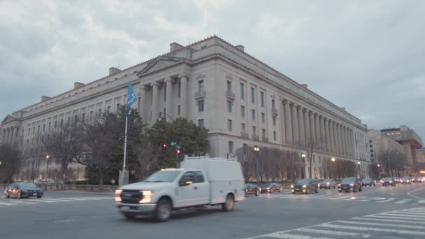 位于华盛顿特区市中心的罗伯特 肯尼迪美国司法部大楼于冬季黄昏时分从宪法大道Nw和第九街交叉口看到 — 图库视频影像