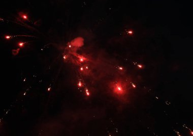 Gece karanlığında havai fişekler parlıyor