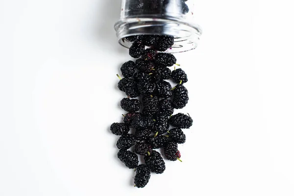 beyaz arkaplanda siyah zeytin