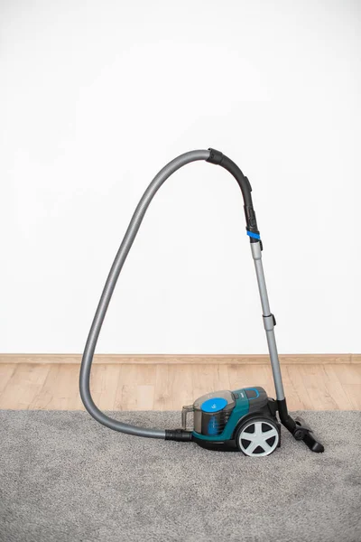 Brushes Vacuum Cleaner Gray Rug — Stock Photo, Image