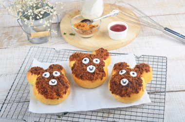 Masadaki Et Diş ipi Tatlı Ekmek