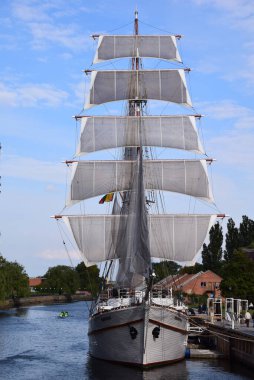Manzaralı yelkenli manzarası. Restoranda. Litvanya. Klaipeda. 