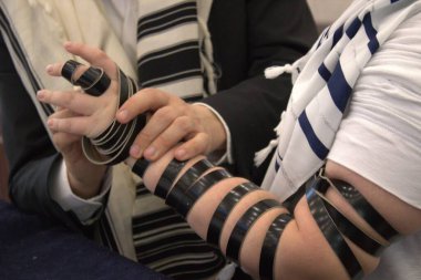 Siyah takım elbiseli bir adam ve tabletli beyaz gömlekli bir kadın. Bar mitzva. İsrail.