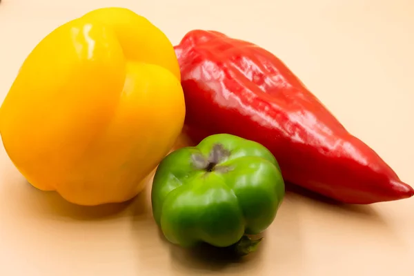 Verse Groene Rode Oranje Paprika Een Witte Achtergrond — Stockfoto