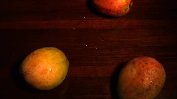 Stop Motion Animation Footage Rotating Mangoes Table Green Leaves Overhead — 图库视频影像