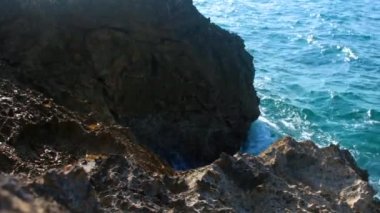 Bu kayalık kıyılara vuran dalgalı deniz dalgalarının doğa görüntüsü. Bugünkü görsel yaratıcılığınıza hayat ve cazibe ekleyin.!