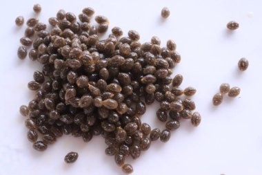 Beyaz arkaplanda papaya tohumları koleksiyonu