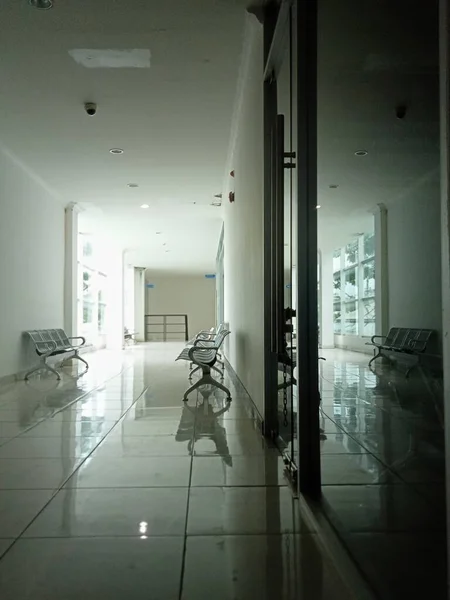 Wartezimmer Für Krankenhauspatienten Mit Leeren Sitzreihen — Stockfoto