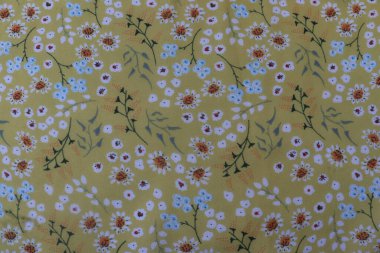Küçük, soyut çiçeklerdeki güzel çiçek desenleri. Küçük beyaz çiçekler. Açık sarı arkaplan. Ditsy parmak izi. Çiçeksiz arka plan. Moda baskıları için zarif bir şablon. Stok deseni.