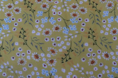 Küçük, soyut çiçeklerdeki güzel çiçek desenleri. Küçük beyaz çiçekler. Açık sarı arkaplan. Ditsy parmak izi. Çiçeksiz arka plan. Moda baskıları için zarif bir şablon. Stok deseni.