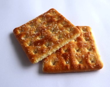 Beyaz arkaplanda kare şekilli tereyağlı kurabiyeler