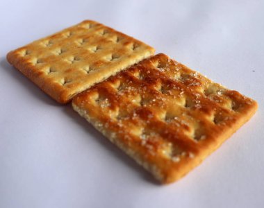 Beyaz arkaplanda kare şekilli tereyağlı kurabiyeler