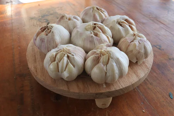 Some Garlic Wooden Tray — Zdjęcie stockowe