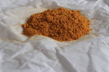 Beyaz arka plan üzerinde üstten görünüm izole zerdeçal (Curcuma) toz yığını