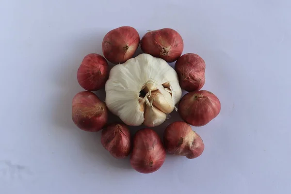 Einige Rote Zwiebeln Und Knoblauch Auf Weißem Hintergrund Nahaufnahme — Stockfoto