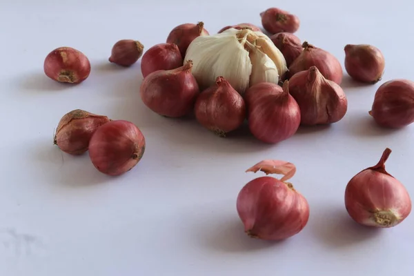 Some Red Onions Garlic White Background Close — Fotografia de Stock