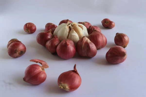 Some Red Onions Garlic White Background Close — Fotografia de Stock