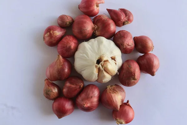 Some Red Onions Garlic White Background Close — 图库照片