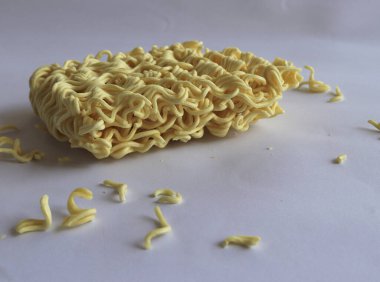 Beyaz arka planda kuru erişte. Fast food. Modern yemek..