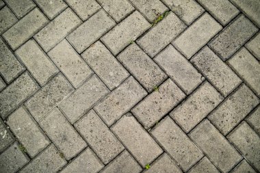 Kenarlarında çimenler büyüyen bir apartman. Arkaplan, arkaplan, duvar kağıdı vs. için kullanılabilir.