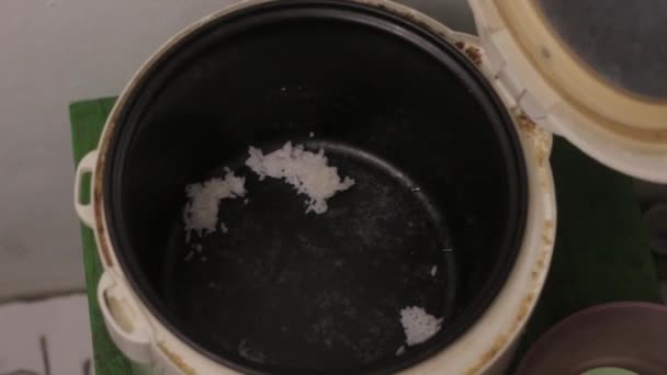 Man Opening Empty Rice Cooker Man Opens Rice Cooker Sees — ストック動画