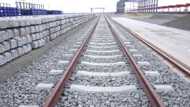 Der Bau Der Unvollendeten Eisenbahnlinie Viele Steine Auf Der Seite — Stockvideo