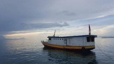 İskeleye dayanan Endonezya işaretli gemi