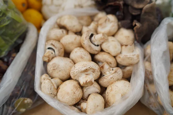 Champignon Mushroom Jamur Kancing Plastic Traditional Market Selective Focus — Stockfoto
