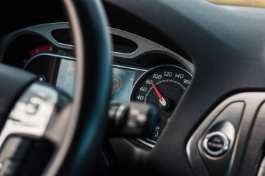 Hız göstergesi olan modern bir arabanın içi.