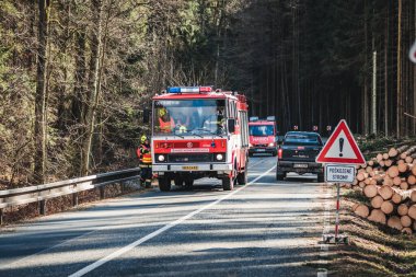 İtfaiyeciler yolda, devrilmiş ağaçları kesiyorlar, ormana giden yol....