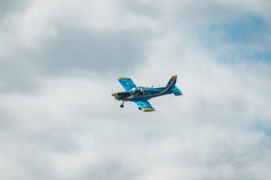 Gökyüzünde uçan bir uçak