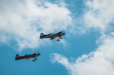 Gökyüzünde uçan bir uçak