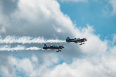 Gökyüzünde uçan bir uçak