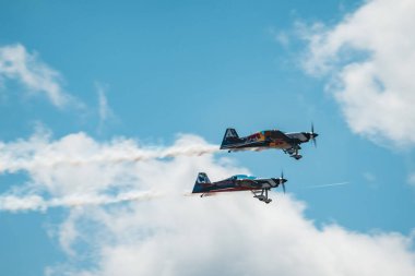 Askeri helikopter gökyüzünde uçuyor.