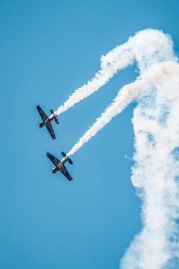 Gökyüzünde uçan bir uçak